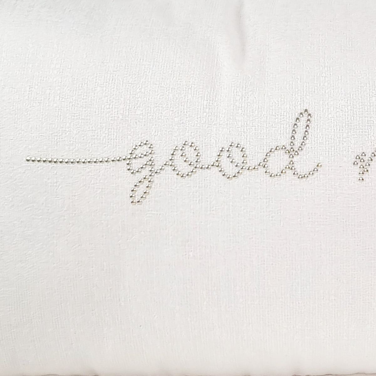 Almofada JIDDI 35x65 Linho Pérola com aplicação tachas douradas "Good Night"