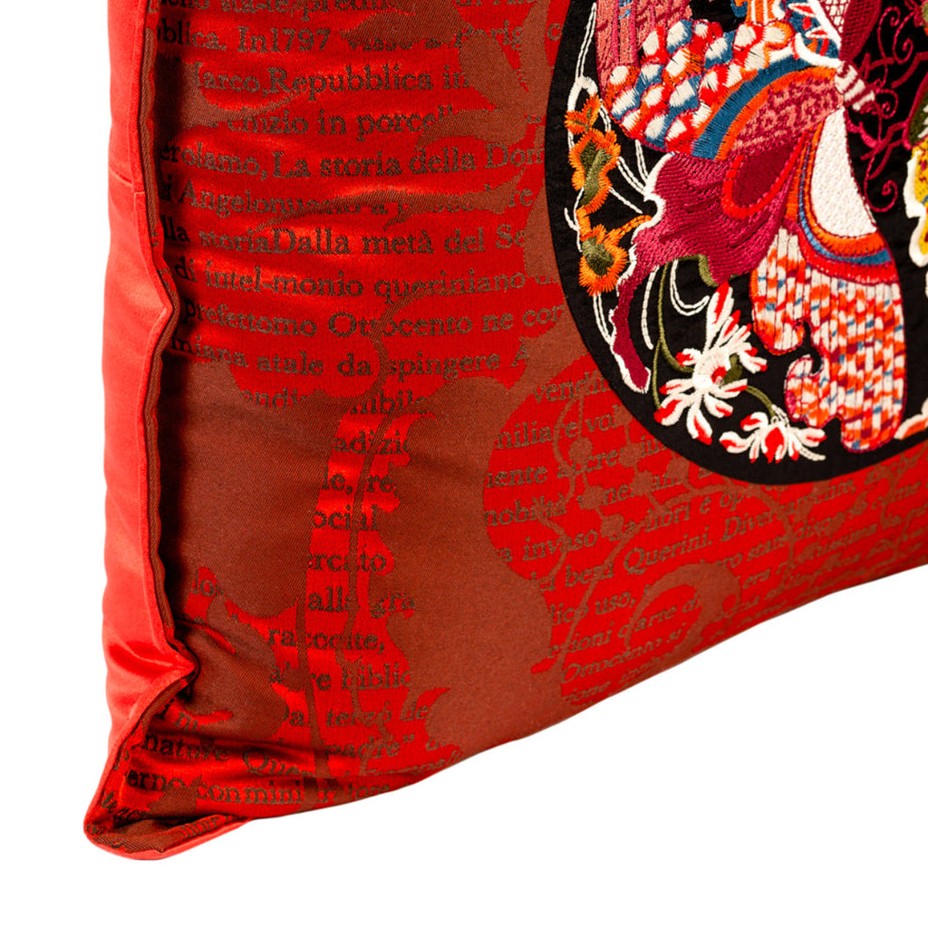 Almofada DINJA 45x45 Cetim com Letras e Aplicação bordada à mão