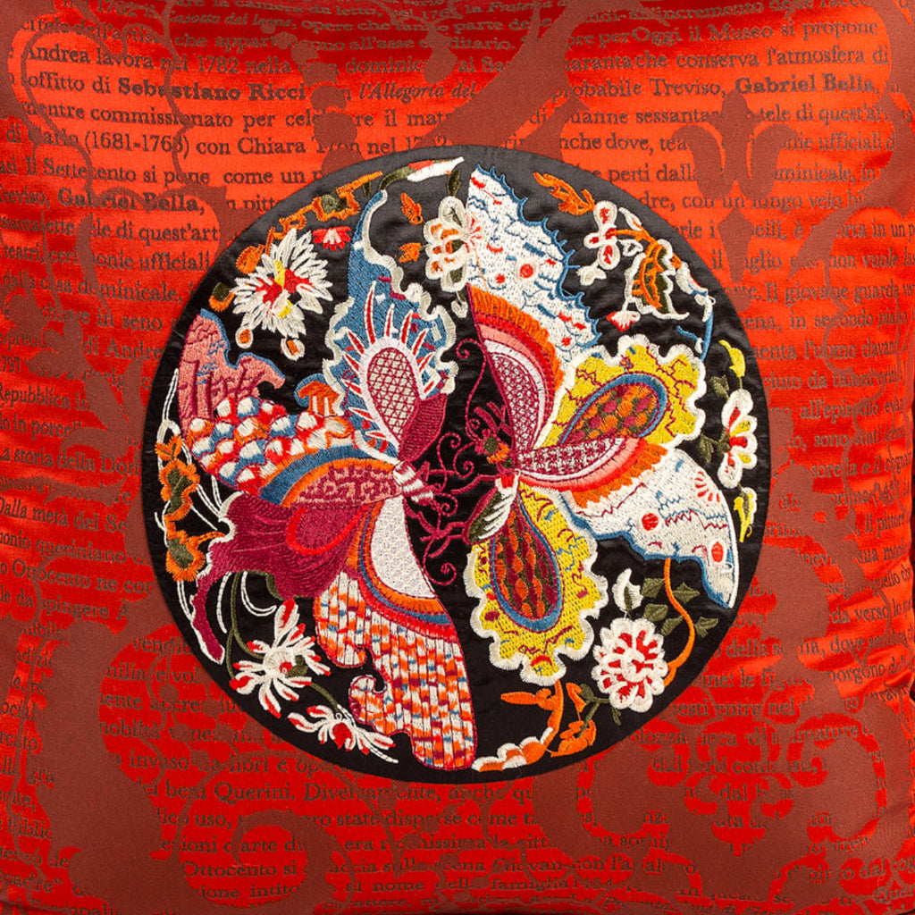 Almofada DINJA 45x45 Cetim com Letras e Aplicação bordada à mão