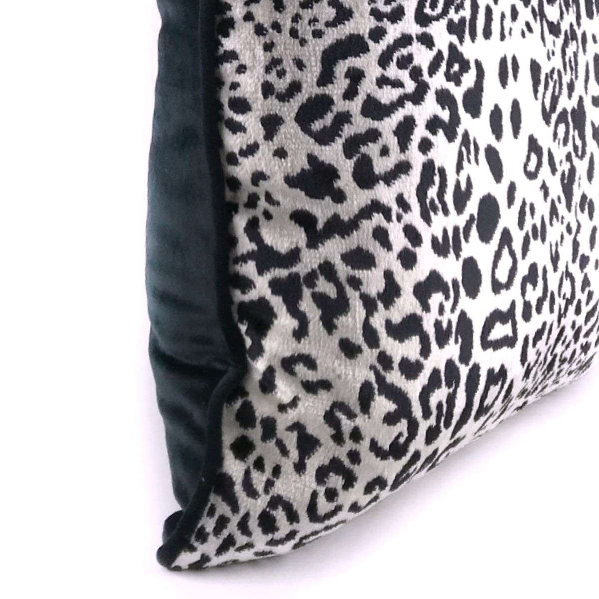 Almofada DINJA 45x45 Veludo Leopardo verso Preto