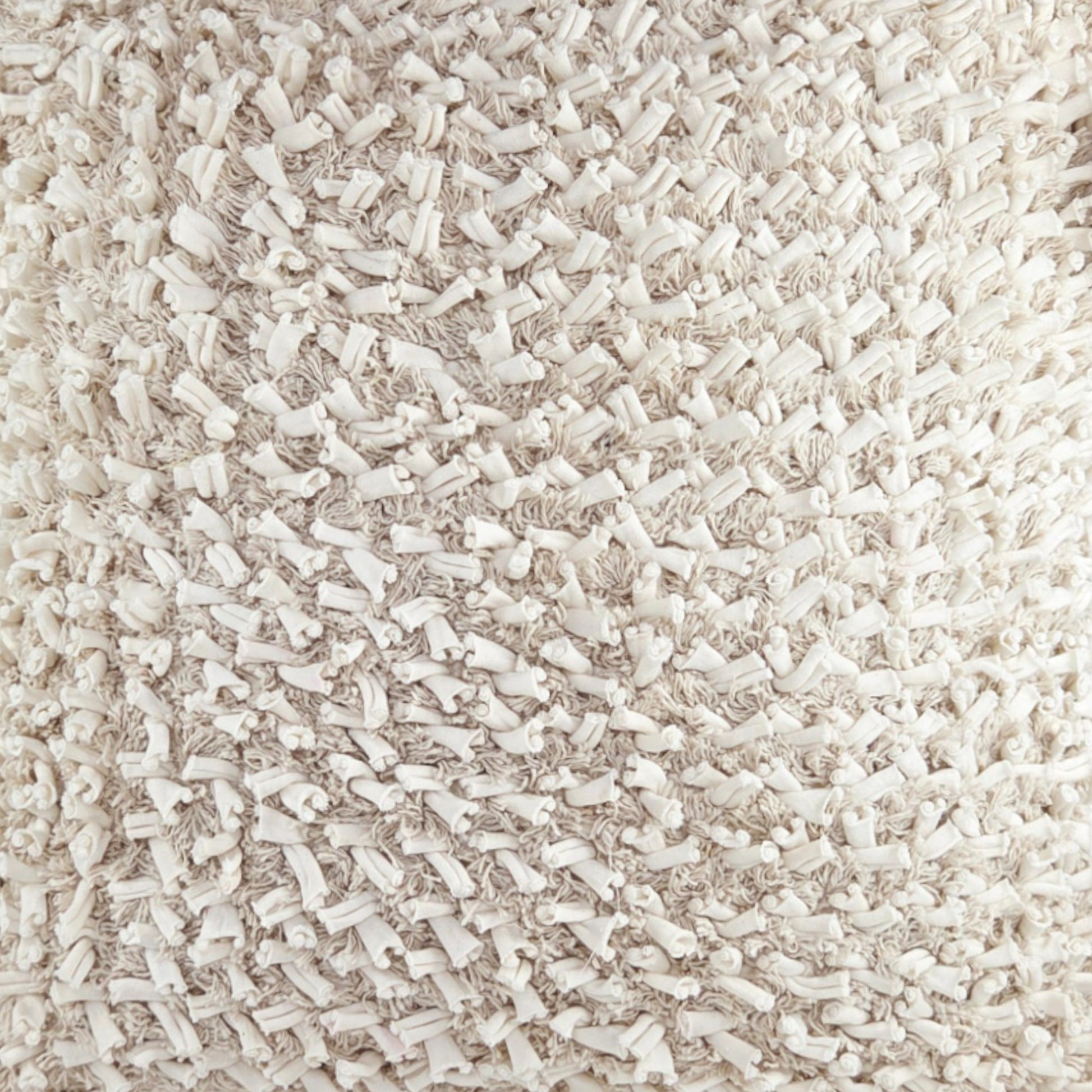 Almofada DINJA 45x45 com efeito frocos e pompons em franja cor Bege Natural