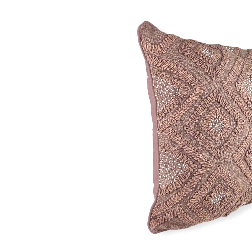 Almofada DINJA 50x50 em tecido Terracota com aplicações metálicas