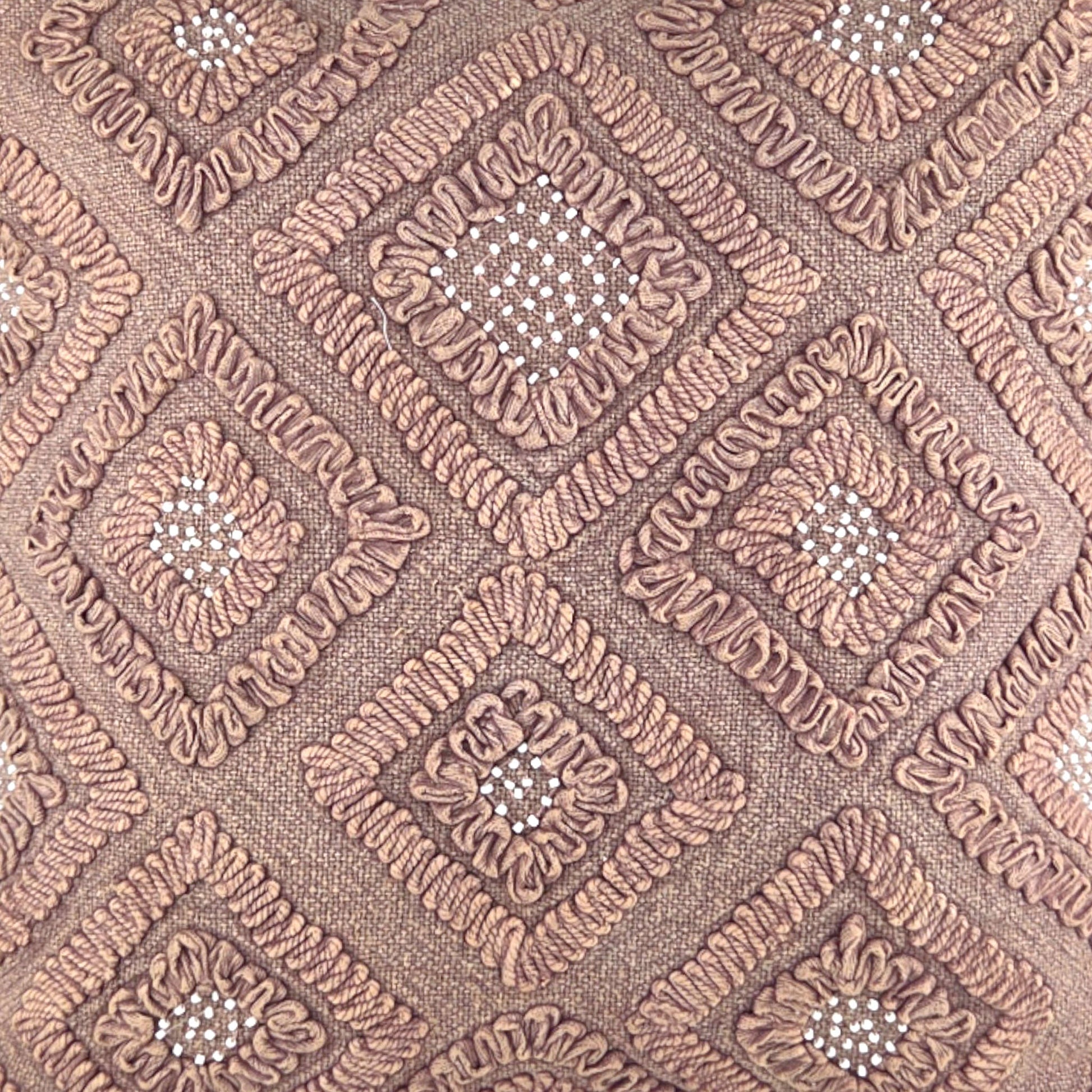 Almofada DINJA 50x50 em tecido Terracota com aplicações metálicas