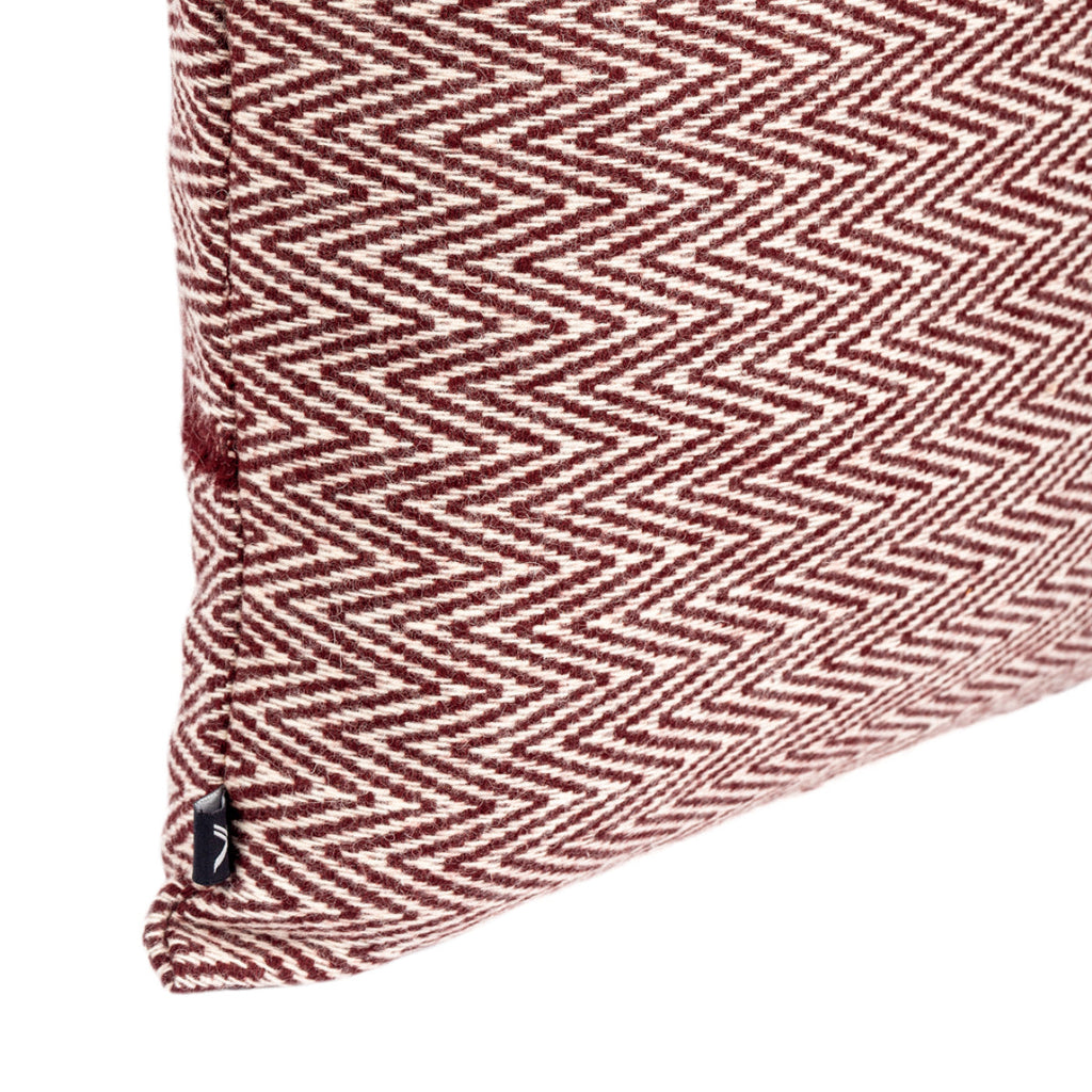 Almofada HEMMEK 45x45 Lã Bordeaux em padrão espinha