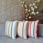 Almofada KULURI 45x45 Riscas Rosa Verde e Azul com vivo Rosa