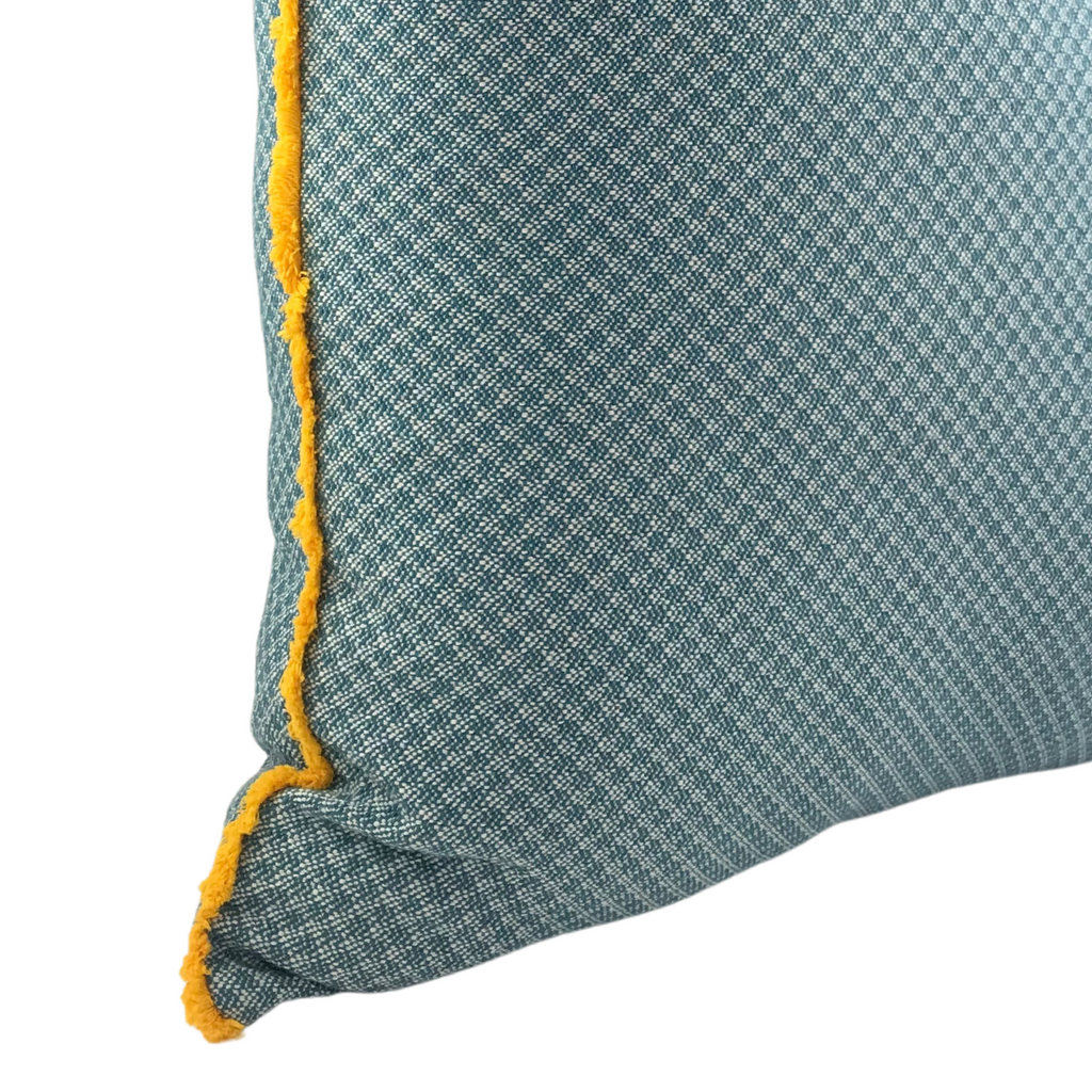 Almofada MUDELL 50x50 Padrão Azul com Franja Amarela