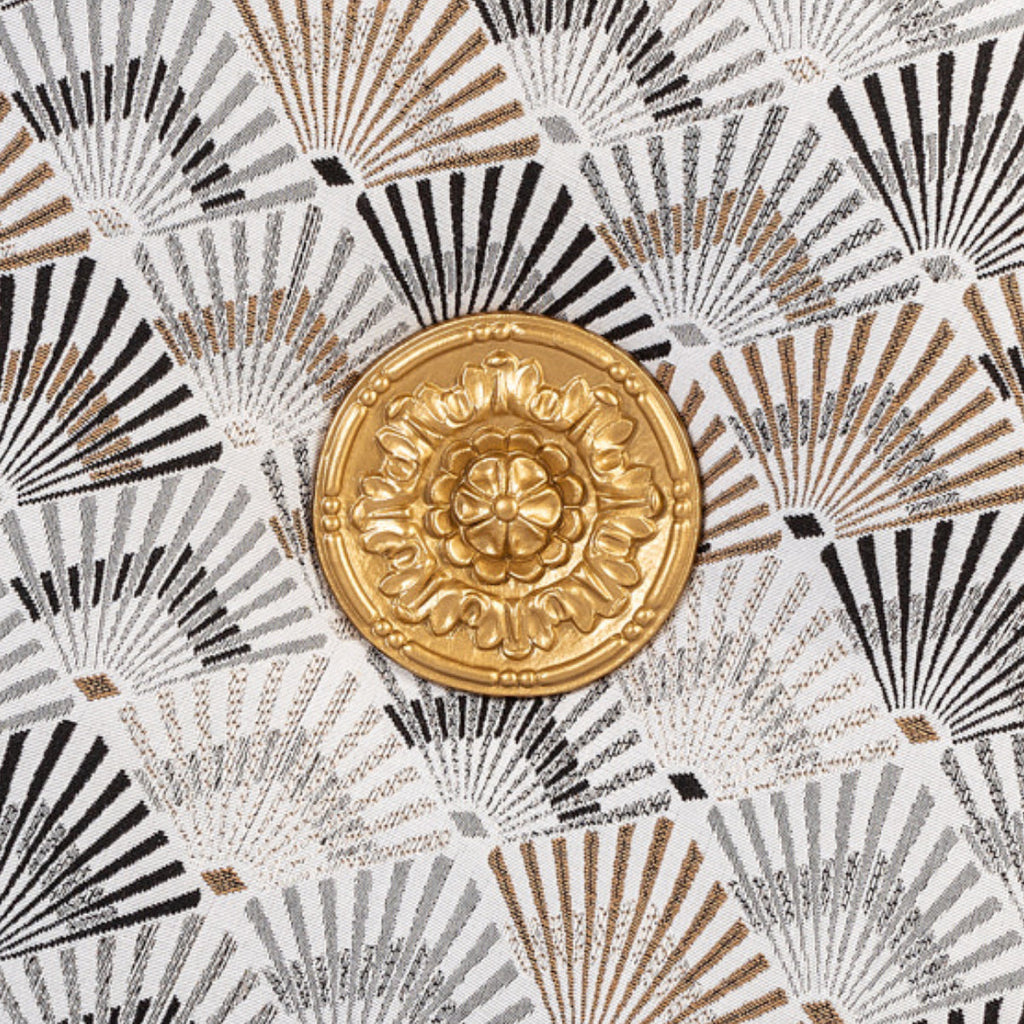 Almofada MUDELL redonda 45 Castanho Geométrico com Aplicação Dourada e Franja Preta