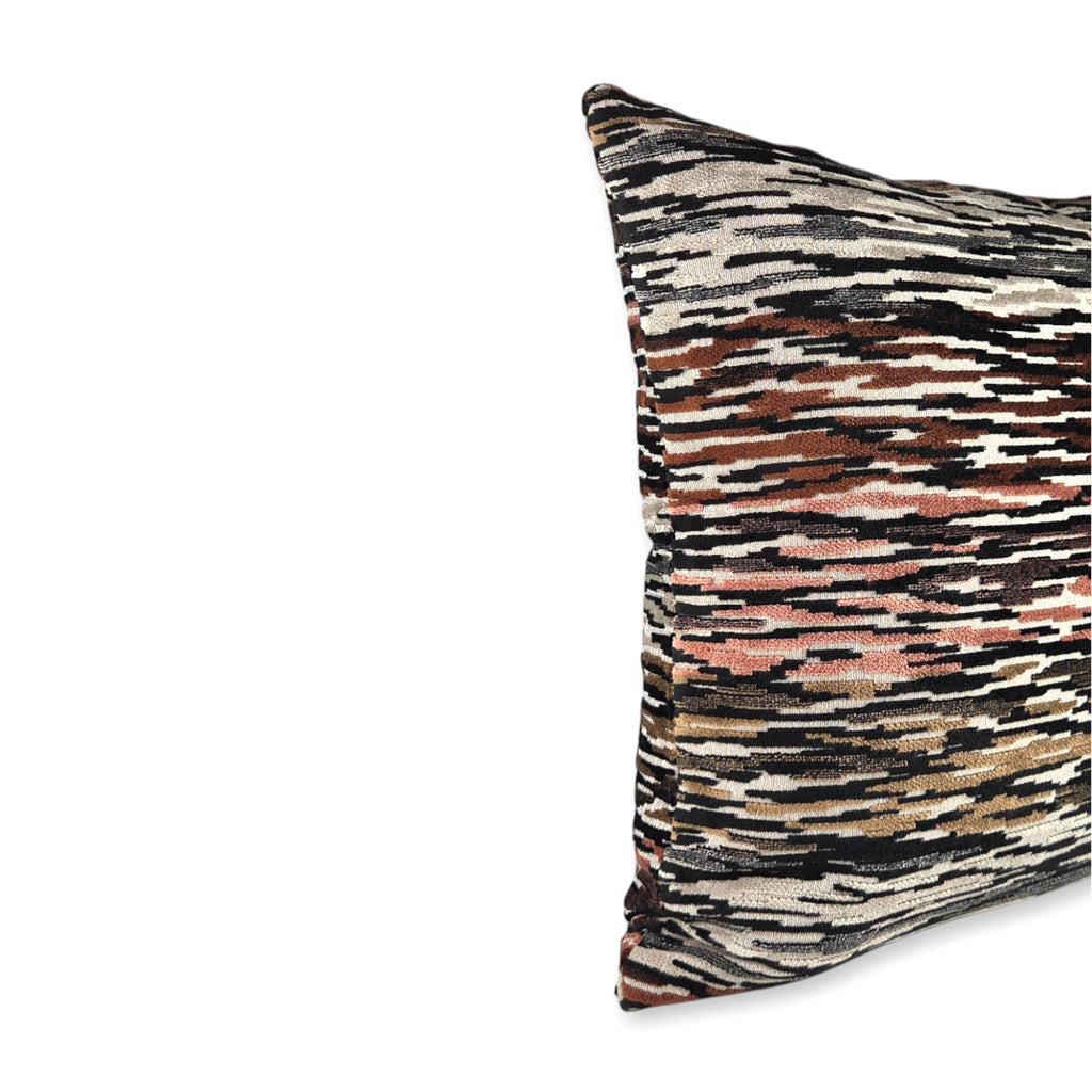 Almofada NOKKLI 50x50 com Padrão horizontal em Preto, Castanho e Rosa