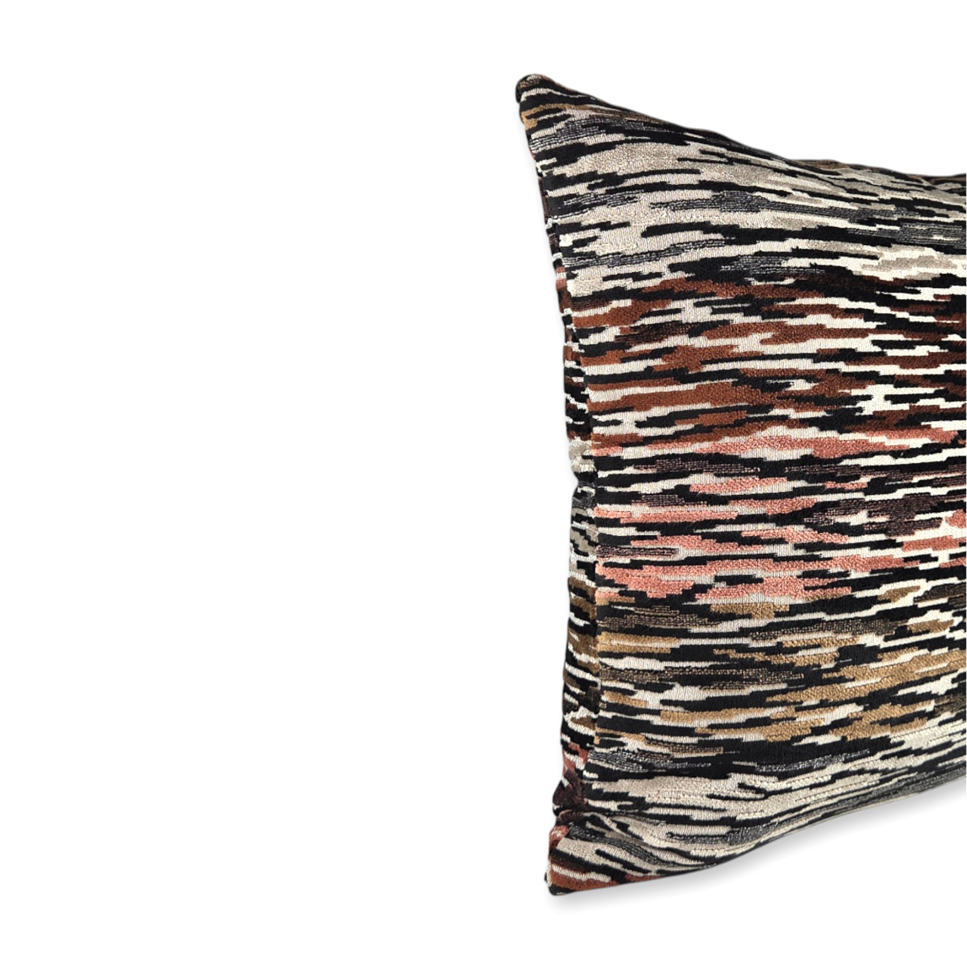 Almofada NOKKLI 50x50 com Padrão horizontal em Preto, Castanho e Rosa