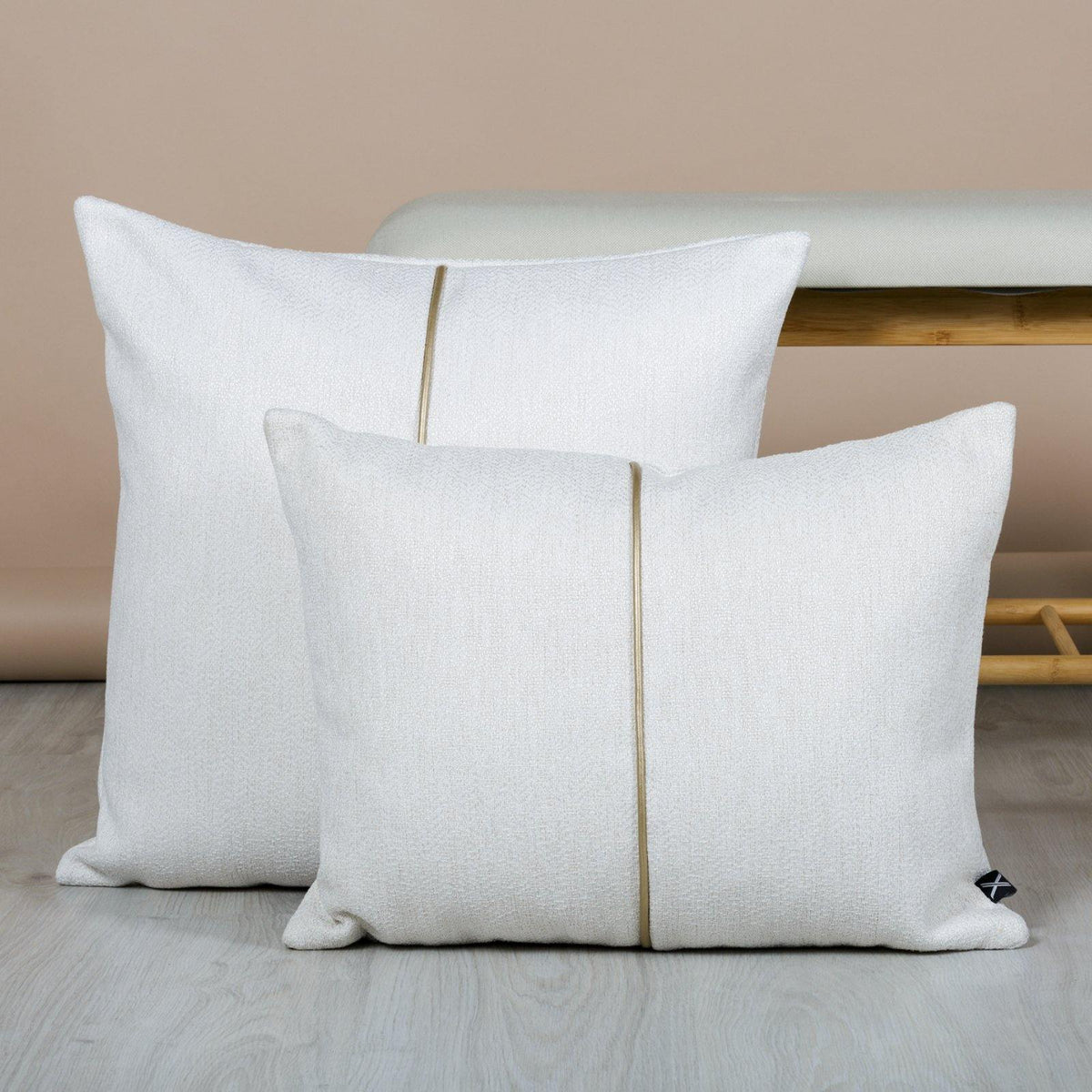 Almofada JIDDI 50x50 Linho Branco com Vivo Dourado - KUXIN // Home Fashion